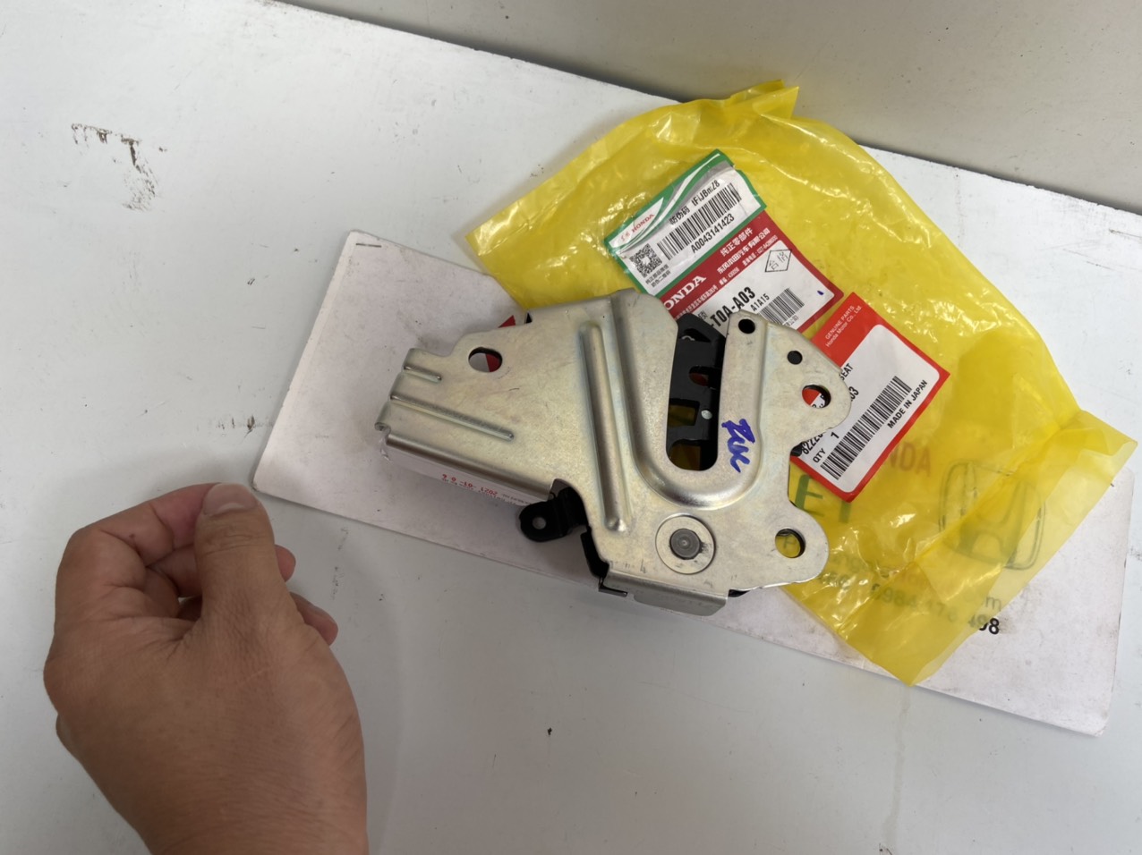 Khoá ngậm cửa hậu xe Honda CRV